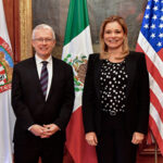 La gobernadora Maru Campos se reúne con el cónsul de EE.UU., Rafael Foley, en el Palacio de Gobierno para discutir estrategias binacionales sobre la crisis migratoria y la seguridad en la región fronteriza. El encuentro contó con la participación de autoridades estatales y diplomáticas.