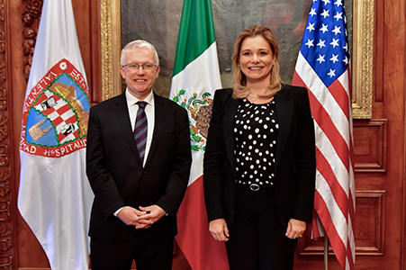 La gobernadora Maru Campos se reúne con el cónsul de EE.UU., Rafael Foley, en el Palacio de Gobierno para discutir estrategias binacionales sobre la crisis migratoria y la seguridad en la región fronteriza. El encuentro contó con la participación de autoridades estatales y diplomáticas.