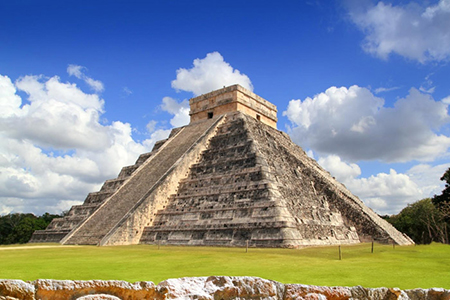 Vista aérea de un destino turístico en México, destacando su posición entre los 10 favoritos del turismo mundial, con un notable crecimiento en inversión y divisas.