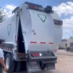 Imagen del nuevo camión recolector de basura adquirido por el municipio de Nuevo Casas Grandes, mejorando los servicios públicos bajo la administración de Edith Escárcega.