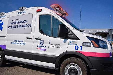 Paramedicos de Ángeles Blancos asistiendo a una mujer en labor de parto en la caseta Sacramento, demostrando su profesionalismo y eficiencia en situaciones de emergencia en carretera.