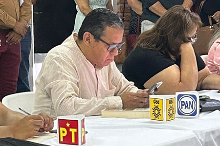 Luis Villegas Montes, magistrado del Consejo de la Judicatura, rinde protesta como representante del PAN en Nuevo Casas Grandes, generando suspicacias y especulaciones políticas.