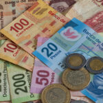 El precio del dólar rompió la barrera de los 18 pesos el 24 de junio, con el peso mexicano apreciándose a 17.9705 pesos por dólar, según el reporte del Banco de México.