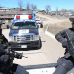 Policía Estatal asegura Jeep Grand Cherokee y tres fusiles de asalto, incluyendo un "cuerno de chivo", en el Largo Maderal, municipio de Madera, Chihuahua.