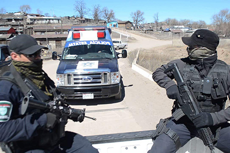 Policía Estatal asegura Jeep Grand Cherokee y tres fusiles de asalto, incluyendo un "cuerno de chivo", en el Largo Maderal, municipio de Madera, Chihuahua.