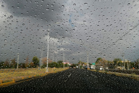 Pronóstico del clima para Nuevo Casas Grandes mostrando probabilidad de tormentas y lluvias, con temperaturas altas y variaciones en humedad, afectando actividades diarias.