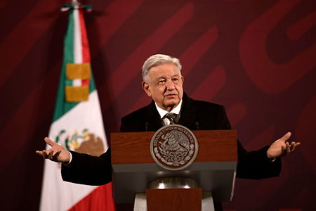 El presidente Andrés Manuel López Obrador durante una conferencia de prensa, expresando su apoyo a un recuento de votos para garantizar la transparencia electoral en México.