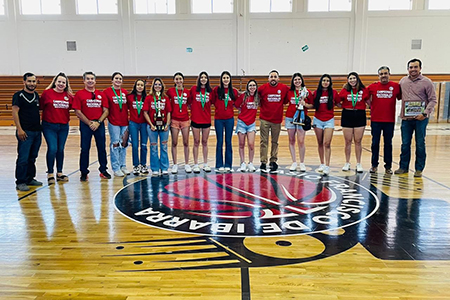 Las campeonas nacionales del CBTa 112 de básquetbol femenil, junto al Alcalde de Casas Grandes, reciben reconocimiento por su destacada participación en los Juegos Nacionales de la DGETAyCM en Puebla, junio de 2024.