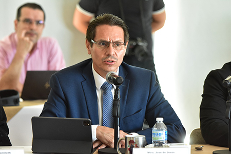 Secretario de Hacienda de Chihuahua anunciando la recepción de 727 millones de pesos para la regularización de carros 'chuecos', con Ciudad Juárez como principal beneficiaria.