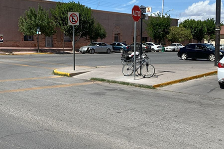 Imagen que muestra la avenida Constitución en la zona centro, donde fueron colocados erróneamente señalamientos de ALTO por una constructora. El Gobierno Municipal se encargó de corregir la situación para evitar confusiones entre los automovilistas y mantener la circulación normal.