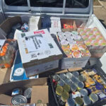 Personal de la CEPC trasladando víveres y equipo donado a las brigadas que combaten incendios en Madera. La campaña de recolección incluye comida enlatada y herramientas esenciales.