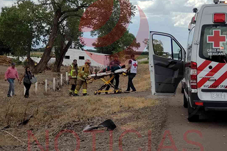 Tres vehículos involucrados en un accidente en la carretera Nuevo Casas Grandes - Janos. Una Ford Gris cabina y media intentó rebasar, impactando a una pickup negra Chevrolet y a una pickup blanca. Ocupantes de ambos vehículos fueron trasladados para recibir atención médica.