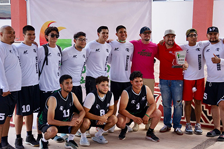 Imagen del equipo de básquetbol Halcones de la UTP celebrando su victoria en la final del torneo de Universidades Tecnológicas con un marcador de 44-33.