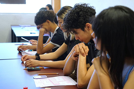 Aspirantes de la Universidad Tecnológica de Paquimé presentan el examen CENEVAL. Más de 350 jóvenes de diversas regiones buscan oportunidades en programas como Agricultura Sustentable, Desarrollo de Negocios, Entornos Virtuales y Operaciones Comerciales.