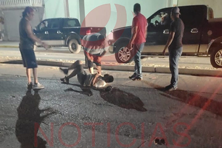 Imagen del accidente en la colonia VillaHermosa, donde una trimoto se volcó al circular a exceso de velocidad en las calles Carranza y 3 de Junio.