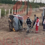 Imagen del accidente en el tramo Nuevo Casas Grandes - Janos, donde un vehículo volcó y elementos de la Guardia Nacional y Cruz Roja Mexicana brindaron asistencia.