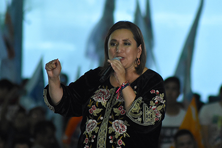 Xóchitl Gálvez presenta impugnación electoral, solicitando sanción a AMLO por intromisión. Busca investigar uso de recursos públicos en campaña de Claudia Sheinbaum.