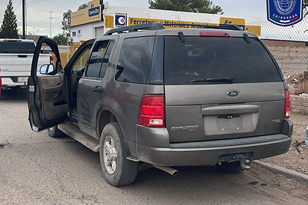 Elementos de la Agencia Estatal de Investigación aseguran una Ford Explorer 2005 con reporte de robo en la colonia Villahermosa, Nuevo Casas Grandes. El vehículo, reportado como robado el 18 de mayo de 2024, quedó a disposición del Ministerio Público para las indagatorias pertinentes.