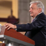 Andrés Manuel López Obrador en conferencia, expresando la importancia de resolver el caso de Luis Donaldo Colosio