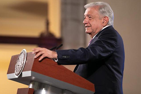 Andrés Manuel López Obrador en conferencia, expresando la importancia de resolver el caso de Luis Donaldo Colosio