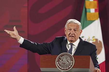 Andrés Manuel López Obrador en conferencia matutina, pidiendo a Trump y Biden regular la venta de armas en Estados Unidos.