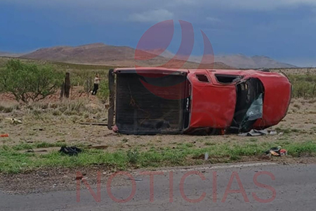 Imagen del trágico accidente en el kilómetro 142+300 de la carretera entre Benito Juárez y Flores Magón, San Buenaventura, donde dos jóvenes perdieron la vida y tres resultaron heridos. Autoridades en el lugar.