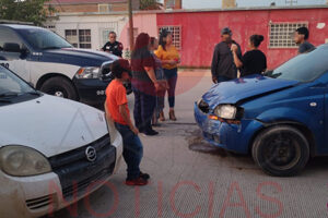 Imagen del choque en la colonia PRI, en las calles Ciprés y Mezquite, mostrando dos vehículos con daños materiales. Personal de la Secretaría de Seguridad Pública Estatal en el lugar asegurando la zona.