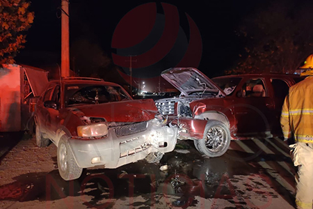 Imagen del choque en la colonia PRI en las calles París y Madreselva, donde se observan dos vehículos involucrados y a los paramédicos de la Cruz Roja Mexicana atendiendo a una mujer herida. El conductor de la camioneta guinda huyó, dejando el vehículo en el lugar.