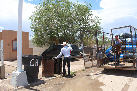 Entrega de 400 tambos para basura en Galeana para promover la limpieza y evitar la contaminación ambiental.