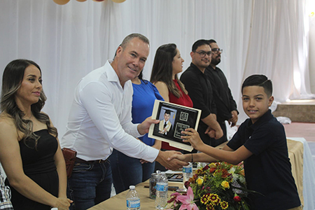 El Alcalde Ammón Dayer LeBaron Tracy felicita a graduados de la Escuela Primaria CREI Miguel Hidalgo en Galeana.