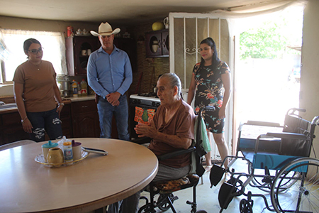 Presidente Municipal de Galeana, Ammón Dayer Lebaron Tracy, y la Directora del DIF Municipal, Katia Álvarez, entregando una silla de ruedas a una ciudadana necesitada, mostrando su compromiso con el bienestar social.