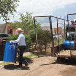 Ammón Dayer Lebaron Tracy entregando tambos de basura a los ciudadanos de Galeana para mantener la comunidad limpia.