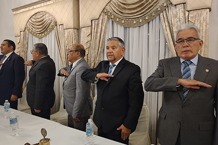 Alfredo Carrillo Domínguez, nuevo presidente del Club Rotario Nuevo Casas Grandes, tomando protesta en el evento celebrado en el Hotel Hacienda.