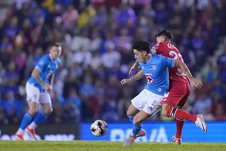 Ángel Sepúlveda celebra el gol del empate para Cruz Azul frente a Toluca en el Apertura 2024.