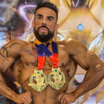 Armando Ocón recibe premio en Colombia Pro/Am 09 Pro Cards, destacando en Men's Bodybuilding.