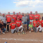 Edith Escárcega, Presidente Municipal de NCG, entrega trofeos en la final del torneo de softbol empresarial en el campo Rotario.