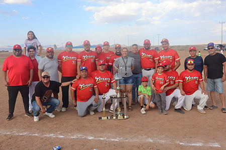 Edith Escárcega, Presidente Municipal de NCG, entrega trofeos en la final del torneo de softbol empresarial en el campo Rotario.