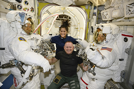 Dos astronautas de la NASA prolongan su misión en la Estación Espacial Internacional debido a problemas técnicos en la cápsula Starliner de Boeing.