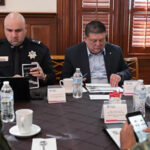 Autoridades de Chihuahua reunidas en la Mesa de Coordinación para la Construcción de la Paz, revisando estrategias de seguridad.