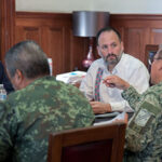 Imagen de la sesión de la Mesa Estatal para la Construcción de la Paz en el Palacio de Gobierno, donde autoridades revisan estrategias de seguridad en Chihuahua.