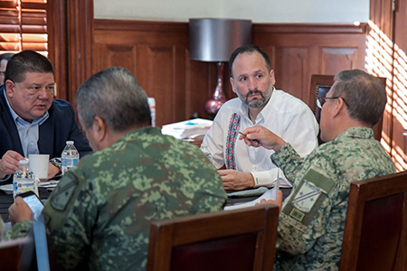 Imagen de la sesión de la Mesa Estatal para la Construcción de la Paz en el Palacio de Gobierno, donde autoridades revisan estrategias de seguridad en Chihuahua.