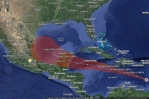 Imagen del mapa meteorológico mostrando el posible trayecto del ciclón Beryl, desviándose hacia Texas y evitando Chihuahua, según Conagua. La vaguada influirá en su dirección.