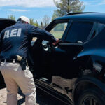 Operativo de la AEI en un lote de autos en Nuevo Casas Grandes, revisando vehículos para detectar robos.
