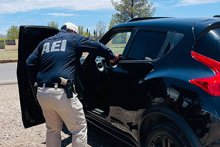 Operativo de la AEI en un lote de autos en Nuevo Casas Grandes, revisando vehículos para detectar robos.