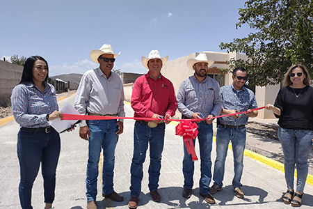 Presidente Municipal Roberto Lucero Galaz en la inauguración de nuevas pavimentaciones en Casas Grandes.