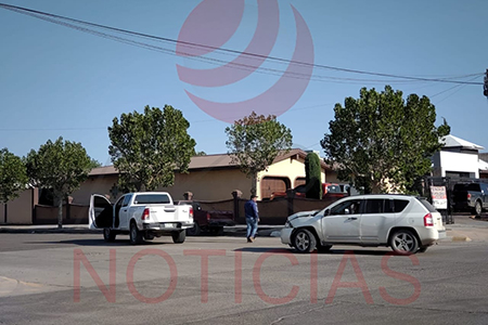 Choque entre una pickup y una camioneta blanca en las calles Álvaro Obregón y Del Prado en Nuevo Casas Grandes.