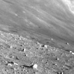 Ilustración del túnel de lava vacío descubierto en la Luna, un avance significativo en la exploración espacial.
