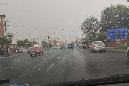 Tráfico detenido en una carretera inundada, reflejando las condiciones climáticas anunciadas por la CEPC.