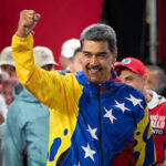 Foto de Nicolás Maduro celebrando su proclamación como presidente reelecto de Venezuela, rodeado de seguidores en Caracas. La comunidad internacional y la oposición cuestionan la transparencia de los resultados electorales.