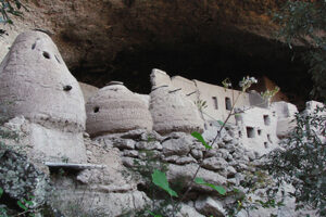 Vista de la Cueva de las Jarillas en Madera, Chihuahua, uno de los conjuntos habitacionales más grandes de la región.